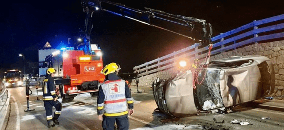 Foto vigili del fuoco Sarentino Pauroso scontro nella notte tra due auto