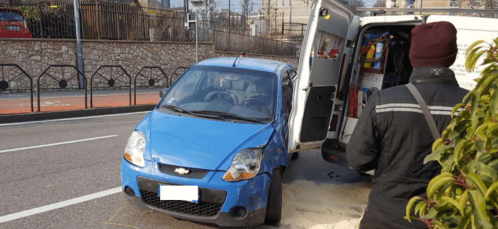 L'auto invade la corsia opposta e centra un furgone, disagi al traffico a Trento