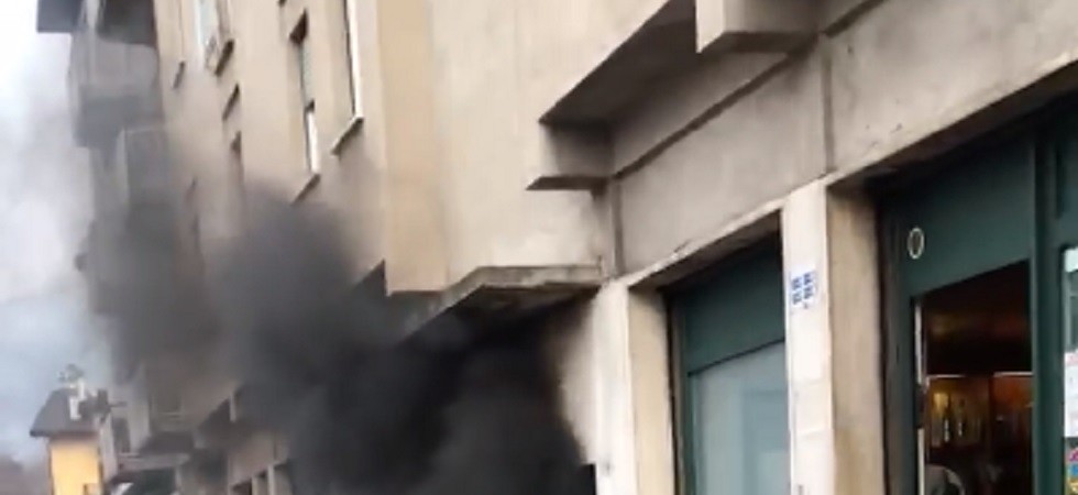Condominio in fiamme, una decina di persone evacuate, un adulto e tre bambini in ospedale