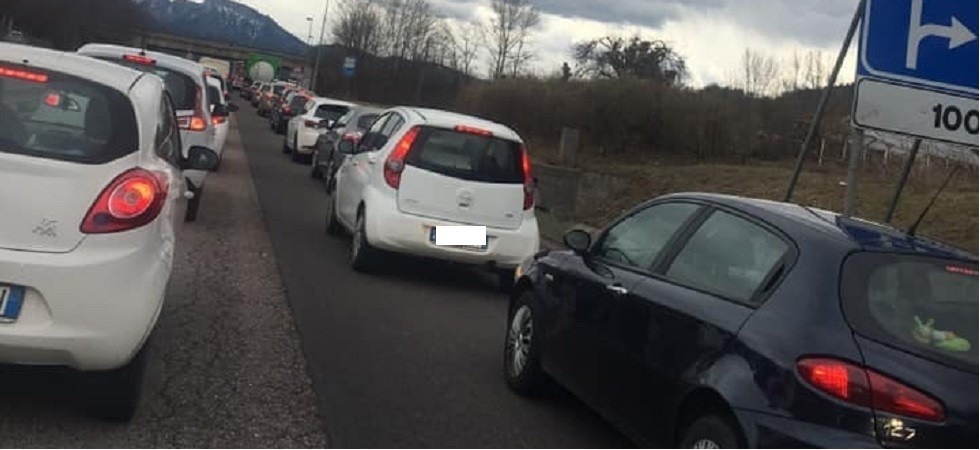 Tamponamento tra furgone e camion, statale della Valsugana bloccata