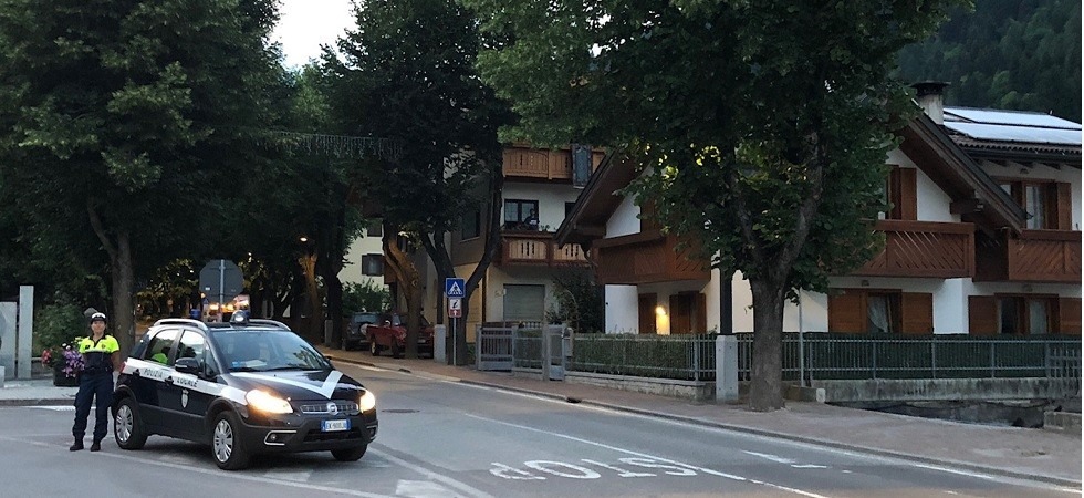 Parcheggia la macchina fuori da casa e le rubano il portafoglio, fermata una donna