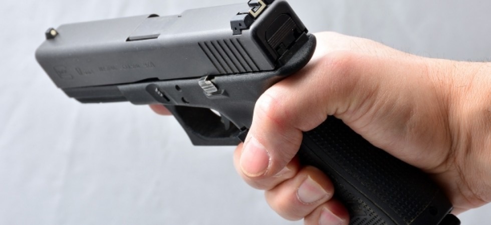 Litigano per alzare una bibita di 50 centesimi, un 58enne punta la pistola contro il collega