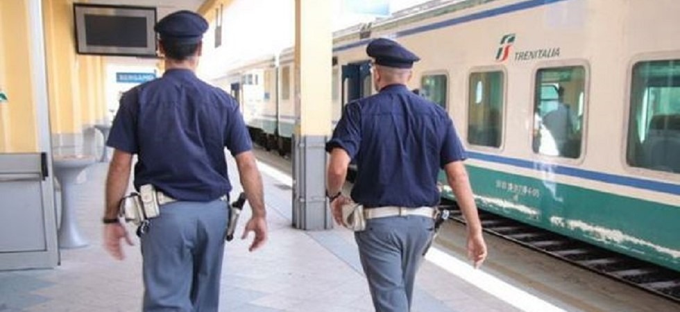 Alla vista dei poliziotti mostrano segni di nervosismo: perquisiti, spuntano 17 grammi di stupefacenti
