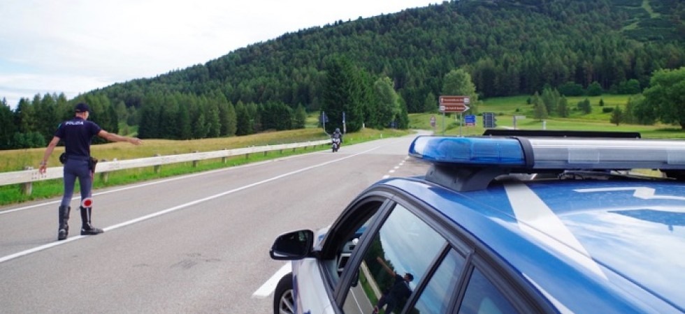 Polizia stradale, quasi due patenti ritirate al giorno: sanzioni in crescita per l'uso di cellulari alla guida