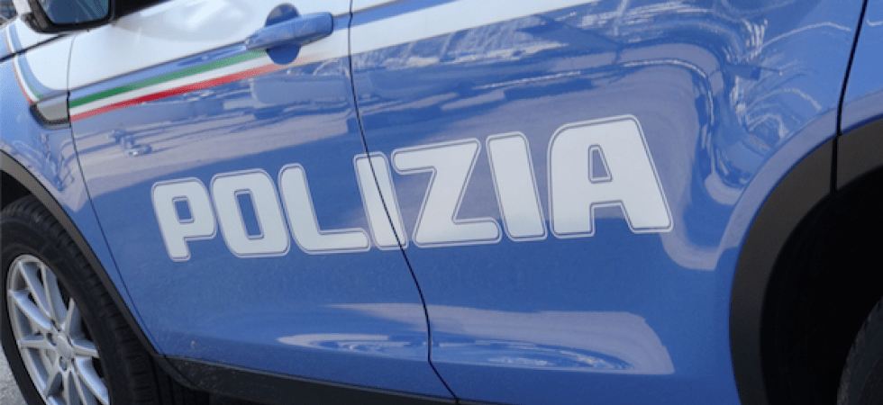Bloccato dai cittadini, un 35enne aveva appena rapinato di 50 euro un negozio e malmenato il figlio del titolare