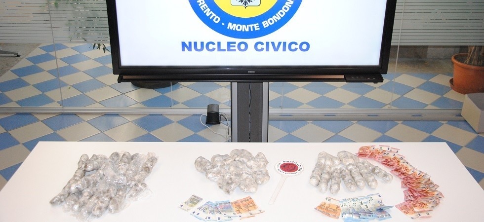 In auto un forte odore di marijuana, fermati in tre con oltre 2,5 chili di droga e 1.500 euro in contanti