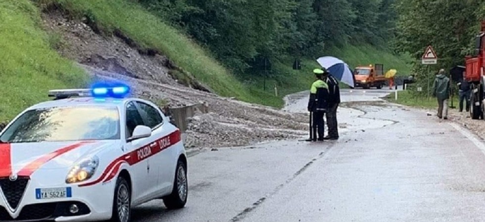 Una frana invade la strada poco prima di Storo, disagi al traffico