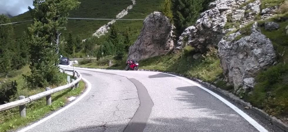 Perde il controllo della moto e finisce a terra, un 50enne trasportato in elicottero all'ospedale