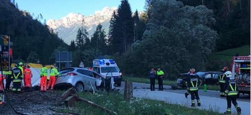 Frontale tra due auto e una terza le butta fuori strada, sei feriti e una quarantina di soccorritori in azione