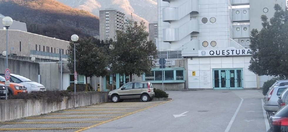 Aggredisce due agenti che finiscono al pronto soccorso e tenta la fuga dalla Questura