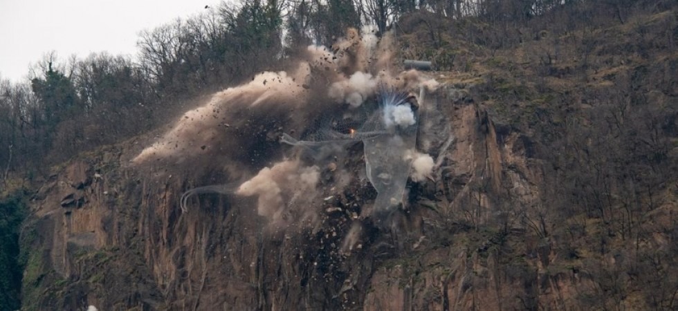 FOTO e VIDEO. Oltre 300 metri cubi di roccia in frantumi con 60 chili di esplosivo