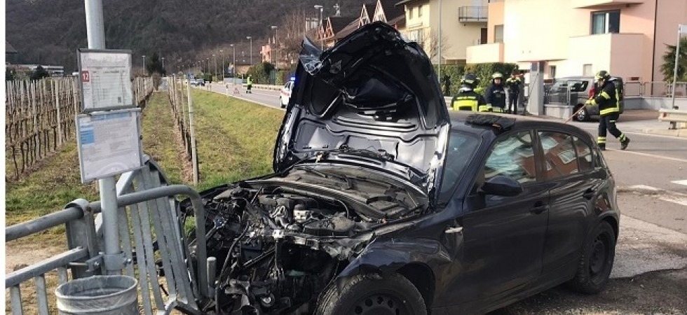Rischiata una strage, quattro persone alla fermata dell'autobus sfiorate dal veicolo che si è schiantato sulla recinzione
