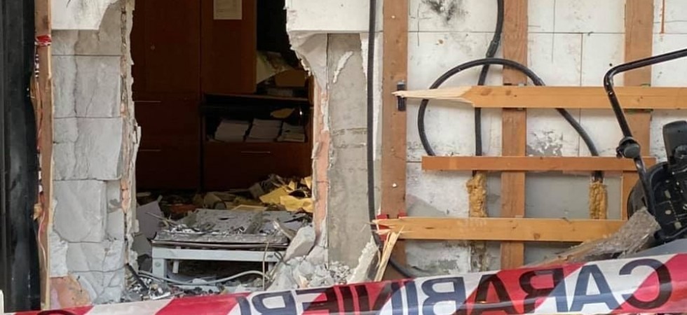 Foto Alto Adige Tv Esplosione nella notte ad un bancomat, spariti 40 mila euro e gravi danni all'edificio