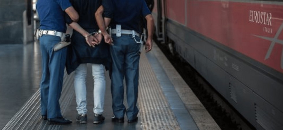 Pregiudicato si nasconde nel bagno del treno per fuggire alle forze dell'ordine, fermato e portato in carcere