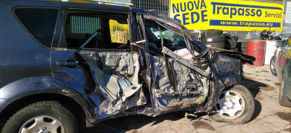 Automobile sfonda il guardrail e precipita dal cavalcavia di Ravina: quattro feriti