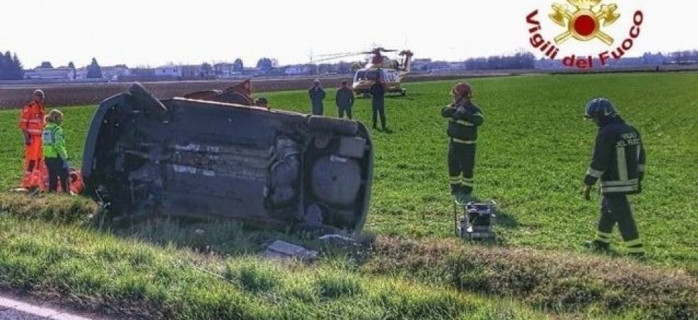 Tragedia sulla strada, madre perde il controllo dell'auto e si ribalta