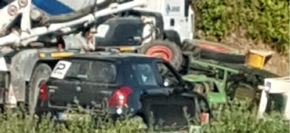 Con il trattore in statale si rovescia, un 23enne salvato dai pompieri e trasportato in elicottero all'ospedale