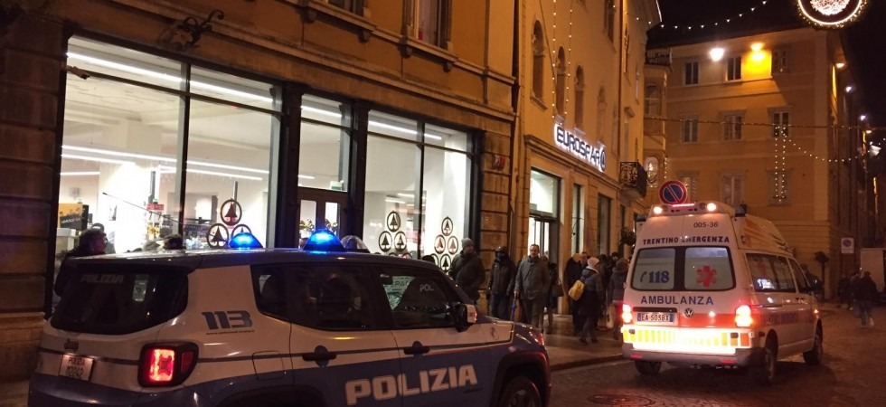 Ferma il ladro ma viene accoltellato ad una mano