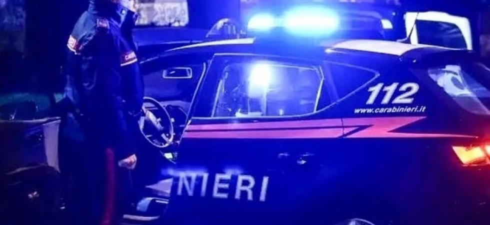 Pugni, calci e bottigliate in piazza Duomo, violenta lite tra ragazzini