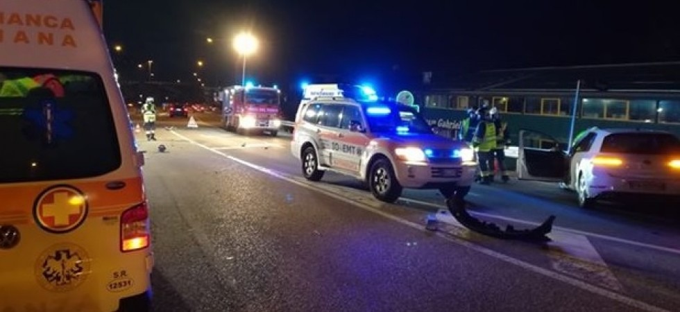 Violento scontro nella notte a Lavis, quattro persone trasportate in codice rosso in ospedale