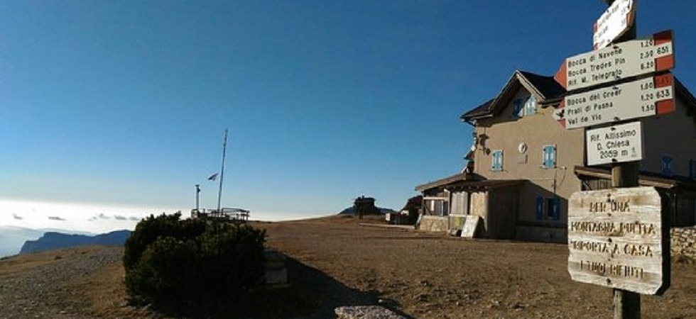 Il rifugio diventa accogliente e inclusivo, un'escursione fino all'Altissimo con 45 richiedenti asilo