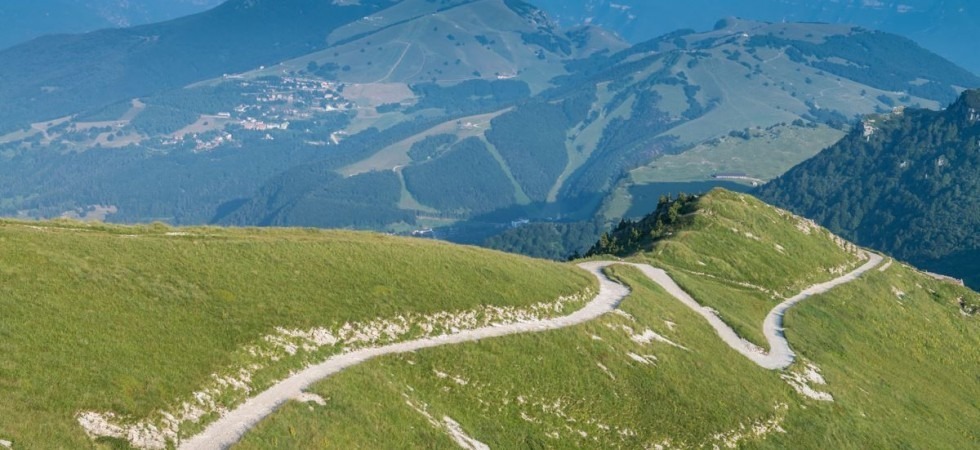 Perde il controllo della bici e finisce a terra, biker soccorsa sull'Altissimo