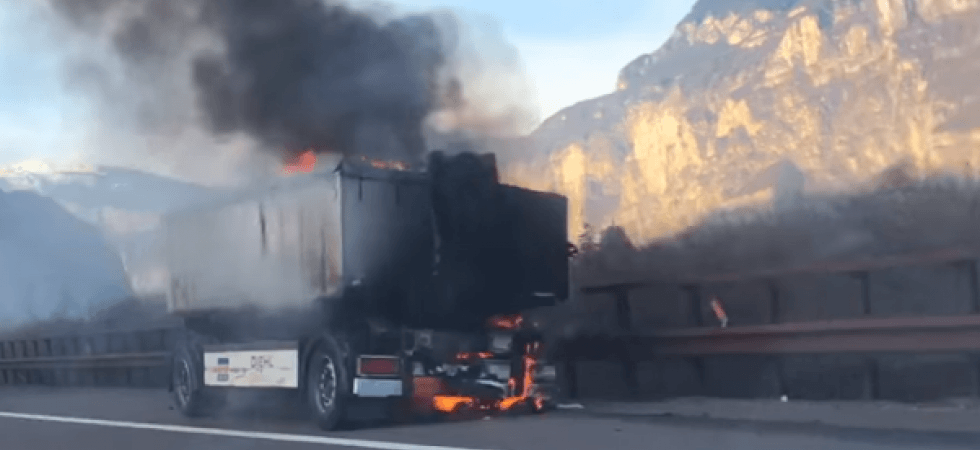 Prende fuoco il rimorchio di un camion in A22