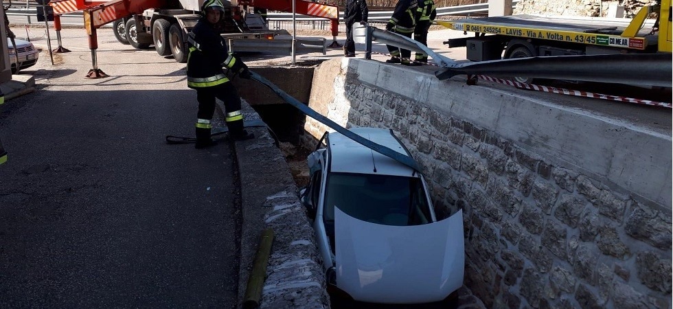 La corsa dell'auto finisce nel rio, anche un 16enne trasportato in ospedale