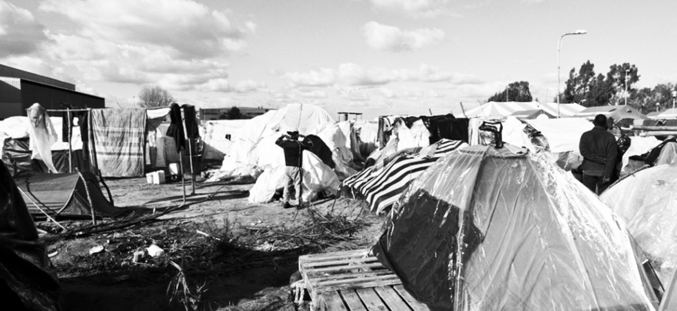 Nel ghetto di Rosarno, tra latrine e criminalità, spunterà una casa costruita dai profughi 'trentini' grazie al crowdfunding