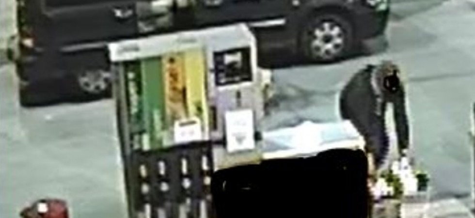 Abbandona uno scatolone pieno di bottiglie di plastica vuote in un distributore di benzina
