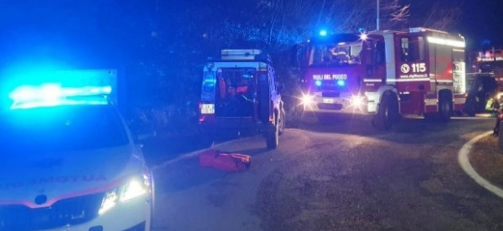 Escono di strada con l'auto e precipitano per venti metri