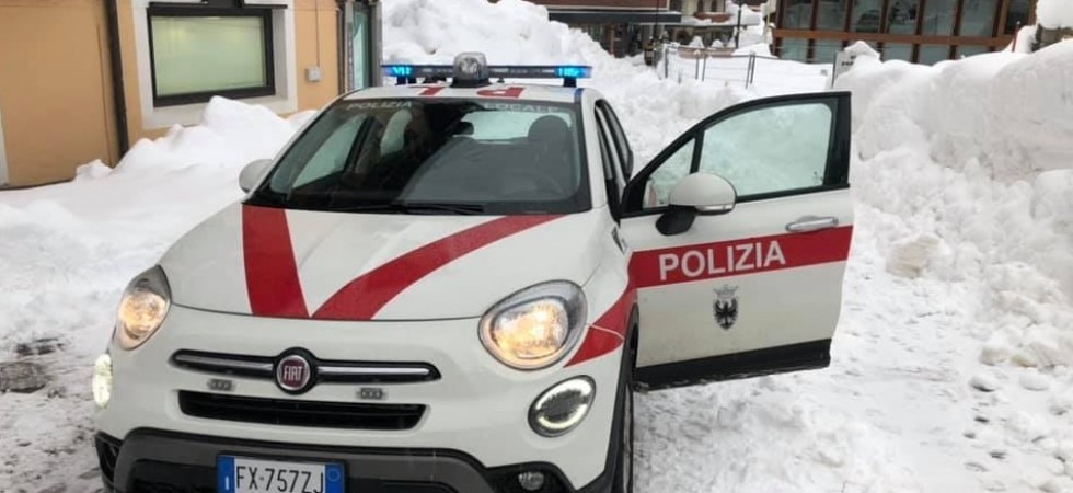 Prima si ubriaca e poi inizia a minacciare e insultare gli agenti di polizia