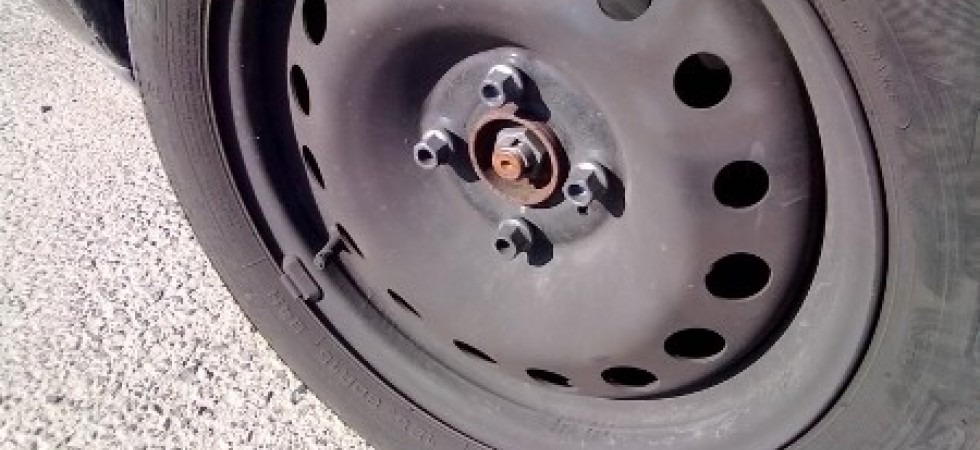 Rubano i copricerchi delle auto parcheggiate, denunciati due giovani