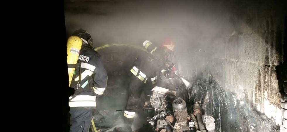 Paura a Samone, una villetta in fiamme nella notte
