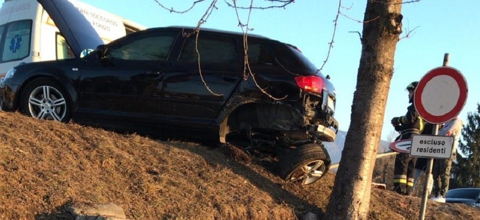 Due auto si urtano e un veicolo rischia di ruzzolare nella strada sottostante