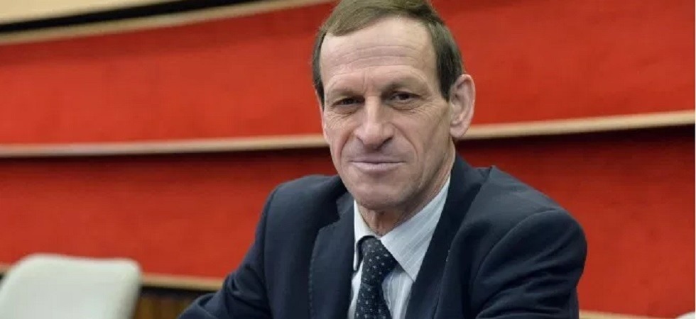 Dopo il Tar, Savoi se ne va tra gestacci e insulti da bar