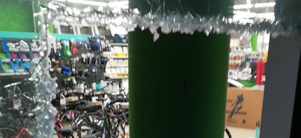 Rubano un furgone e bucano la vetrata, colpo da 50 mila euro tra bici elettriche e motoseghe