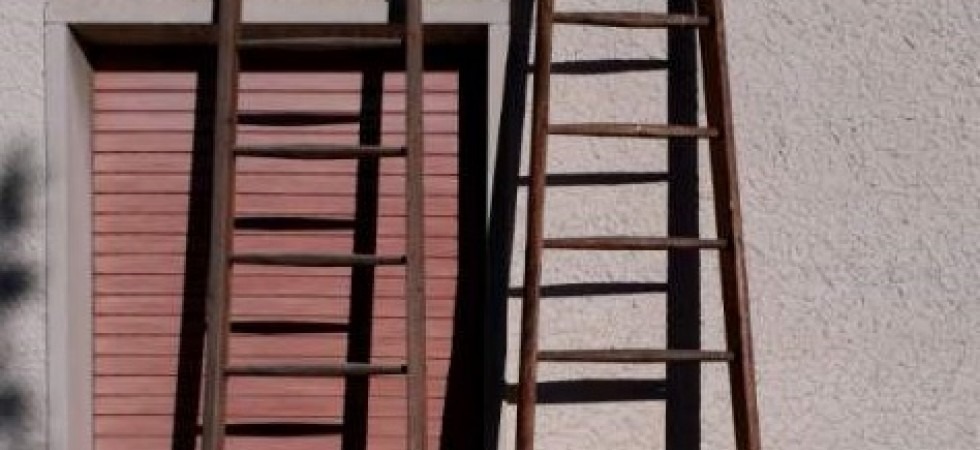Precipita dalla scala mentre sistema gli scuri di casa: ferito un uomo
