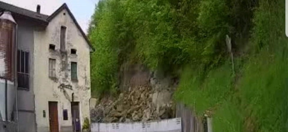 La frana che incombe sul paesino bellunese si avvicina alle case, l'allerta ancora alta
