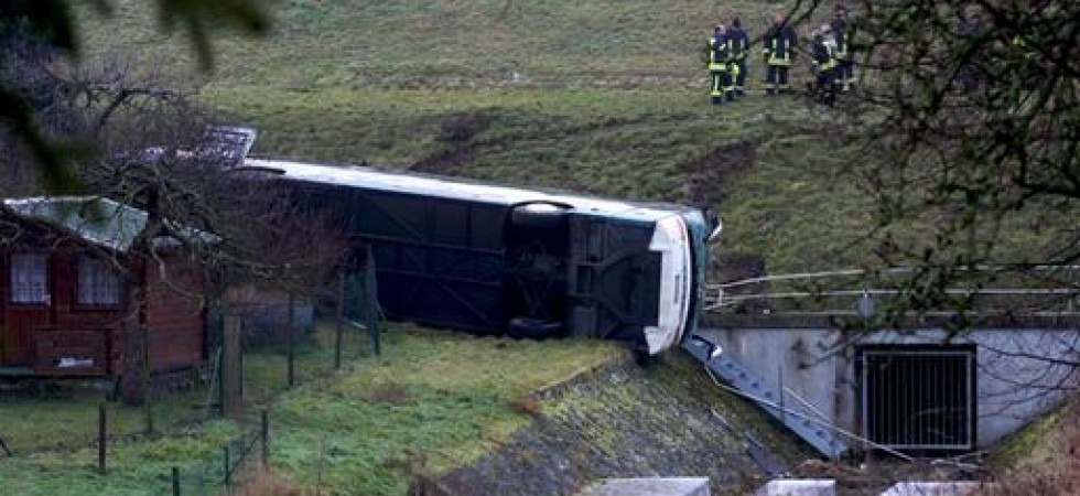 FOTO: WICHMANNTV/DPA-ZENTRALBILD/DPA Tragedia in Germania, scuolabus con a bordo 20 bambini delle elementari precipita in un fossato