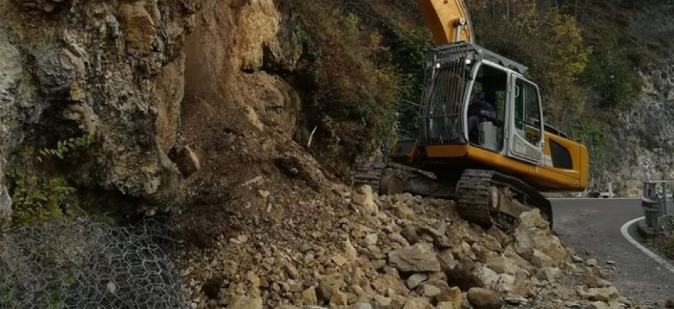 Frana sulla SS350, il traffico rimane ancora bloccato