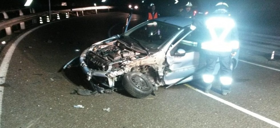 Si schianta con l'auto contro il guard-rail, ferita una donna di 47 anni