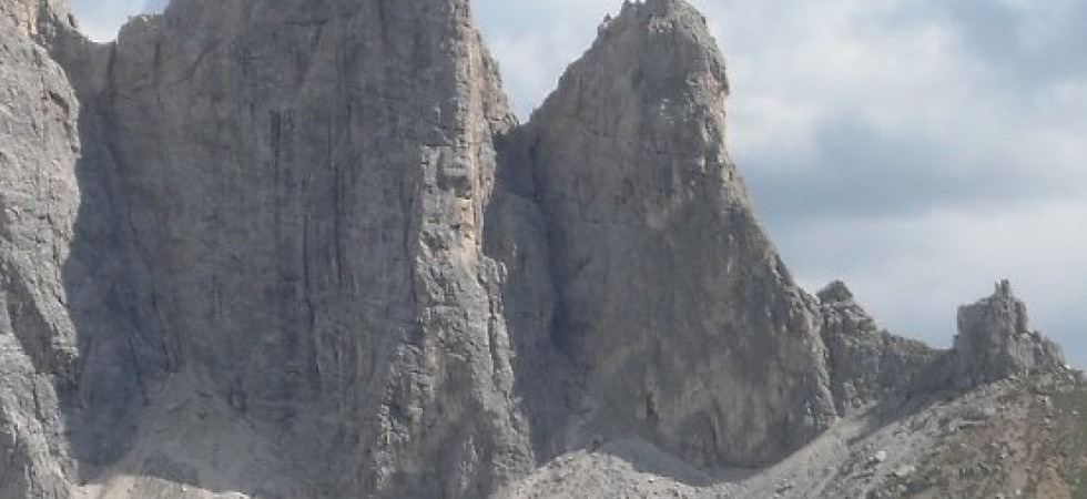 Perde l'appiglio, precipita per dieci metri e sbatte la testa sulla roccia