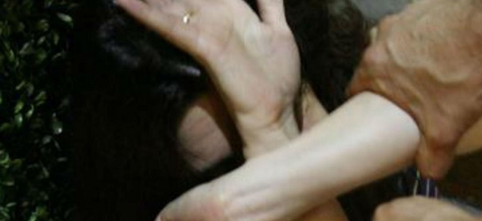 Foto da internet Picchia la moglie, le rompe un dito, la minaccia di morte e arriva anche a colpire la figlia
