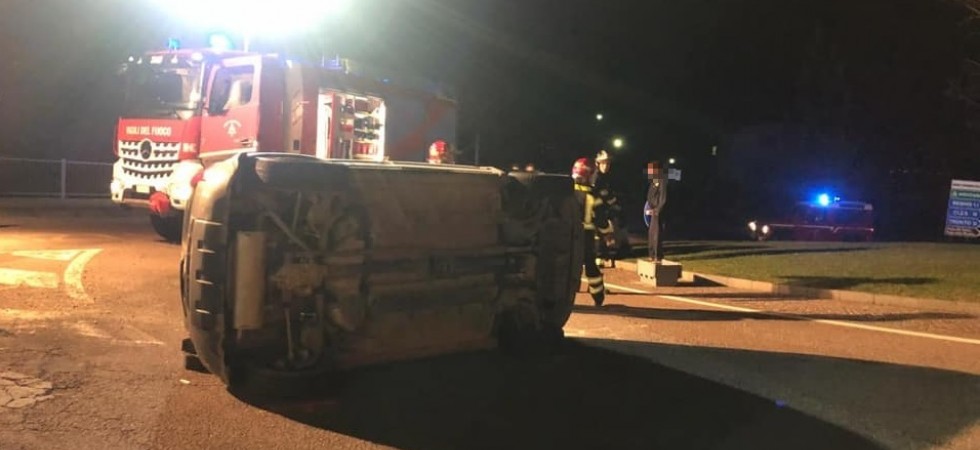 Entra in rotatoria e poi si ribalta con l'auto, sul posto intervengono i vigili del fuoco