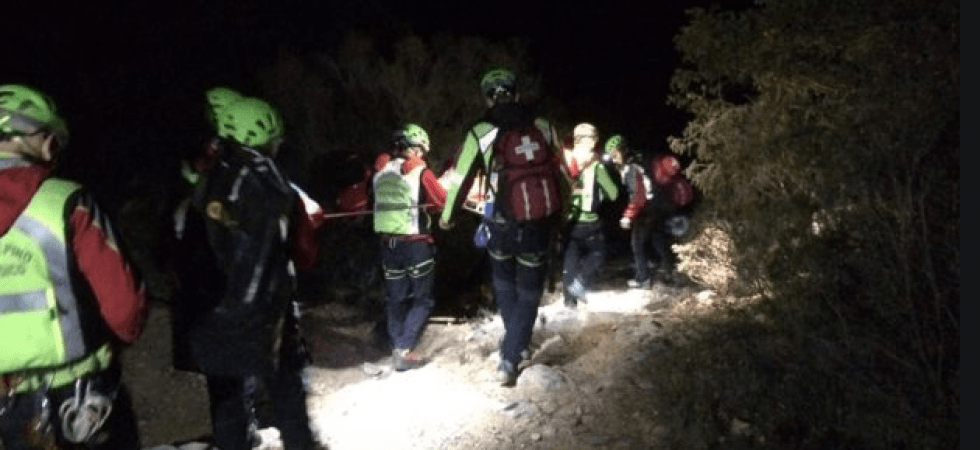 I vigili del fuoco illuminano il monte e due squadre del soccorso li salvano