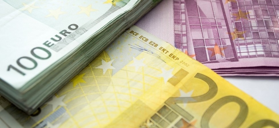Conserva mezzo milione di euro nel vano sella del motorino: imprenditore derubato