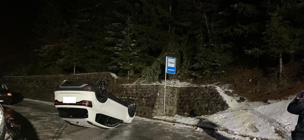 Sbanda in auto, travolge una persona che viene sbalzata per diversi metri e poi si cappotta