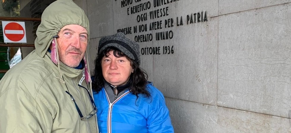 Gianpaolo e Laura dormono al freddo ma in poche ore scatta la gara di solidarietà
