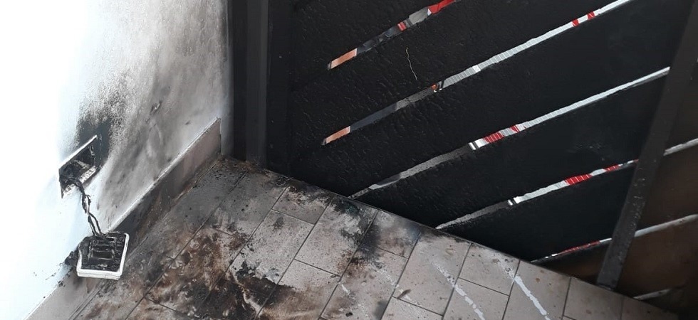 Balcone in fiamme, turisti lasciano la cenere della stufa fuori e partono per tornare a casa